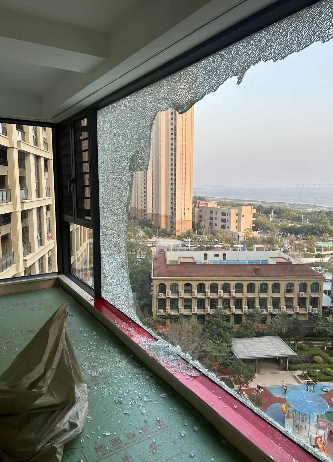 安装刚一年的大玻璃自爆了