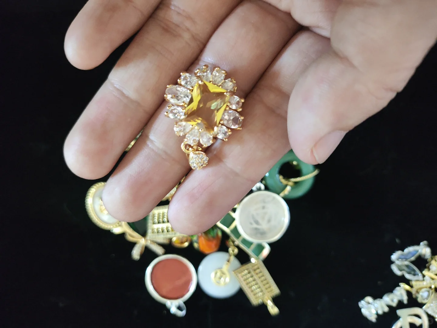 高保色铜合金吊坠清出