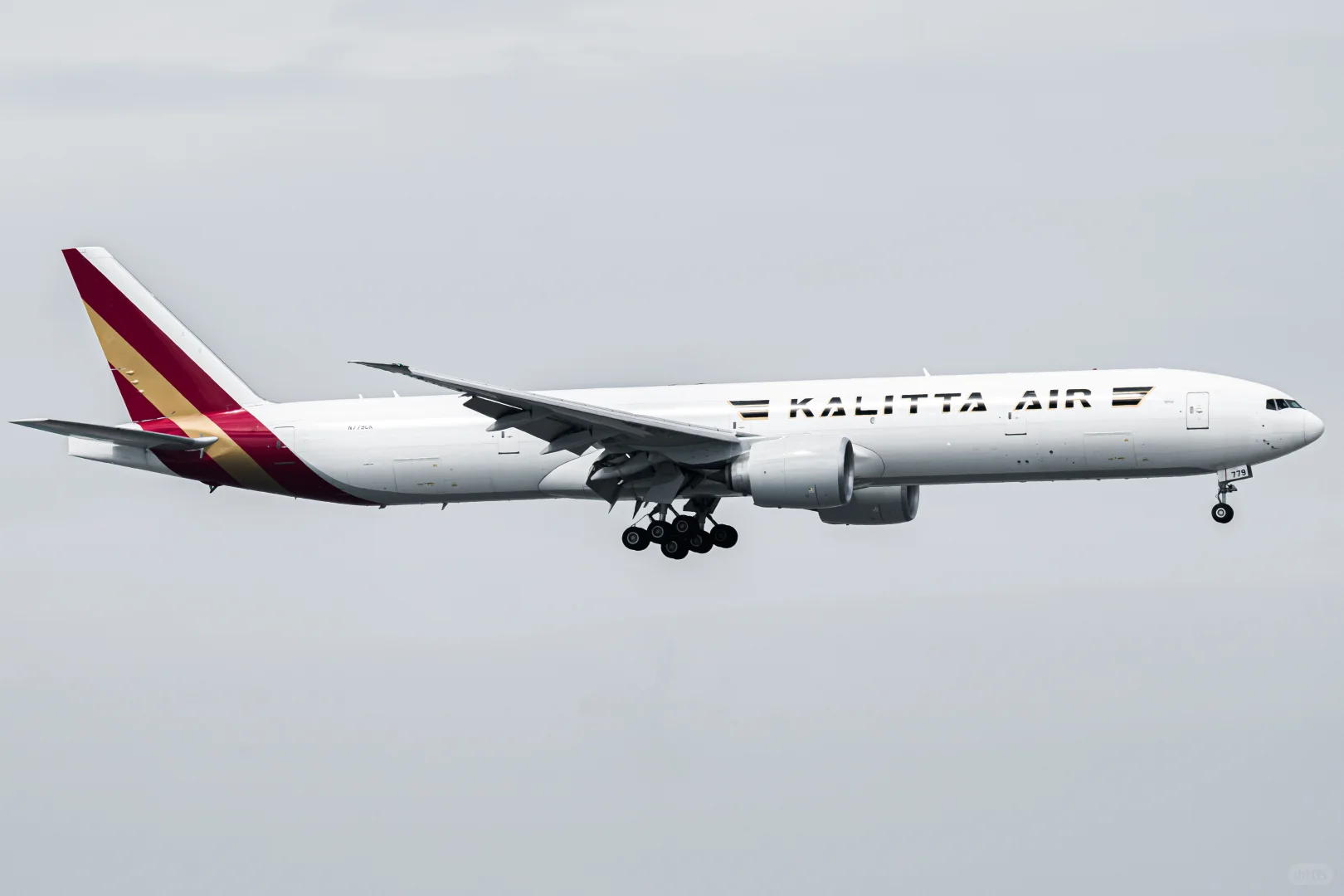 在香港拍到了世界上第一架77w改装的货机