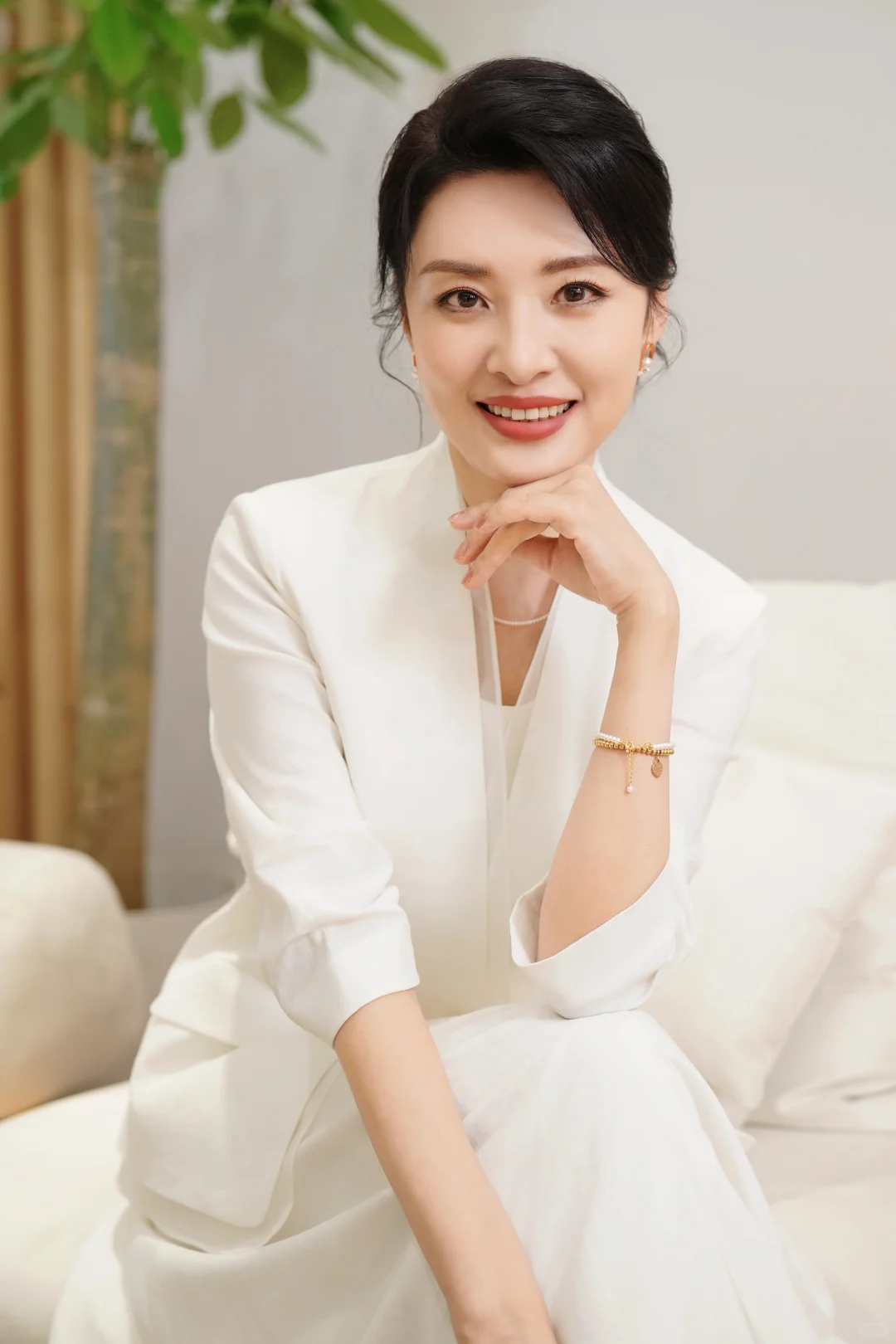 穿西装的她们，周涛