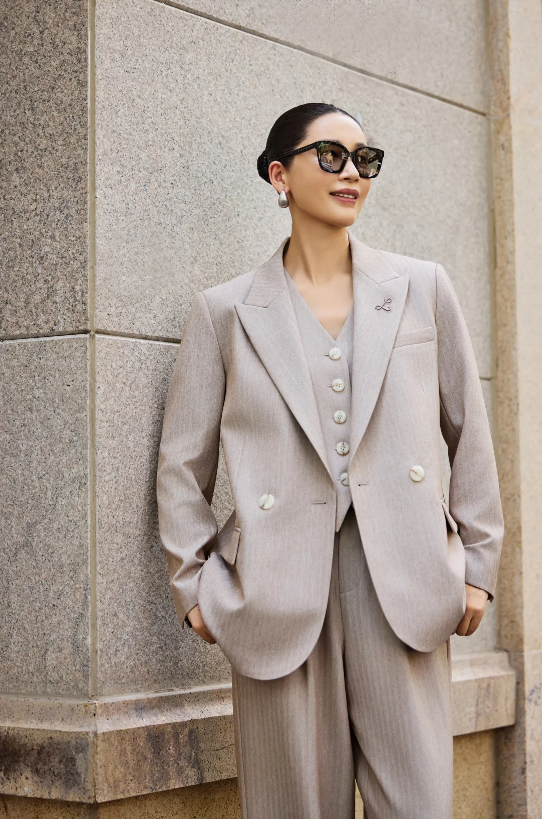 40而已｜都说我穿西装好看，对吗？