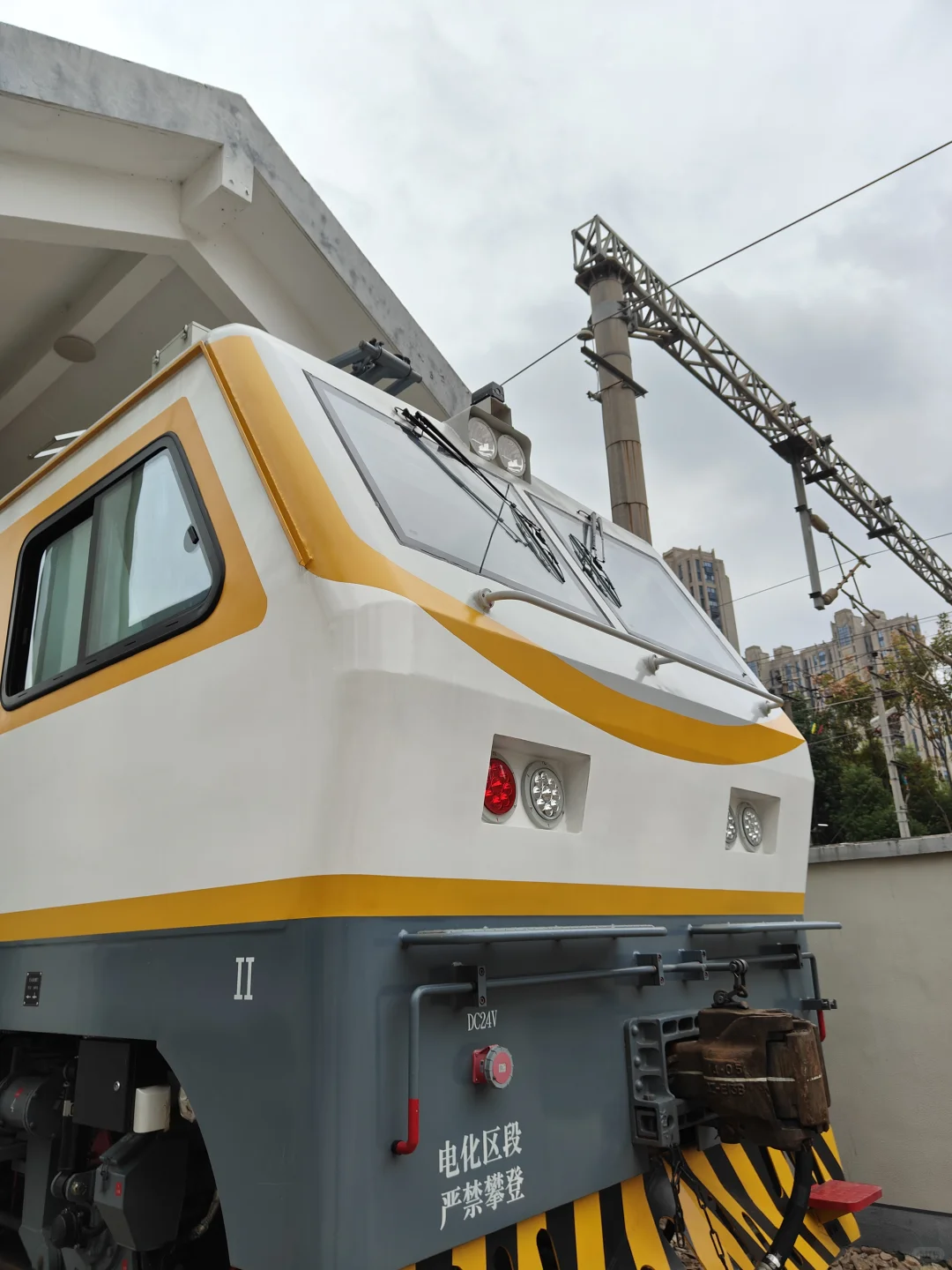 见到火车中好东西了！JW-4G型触网作业车