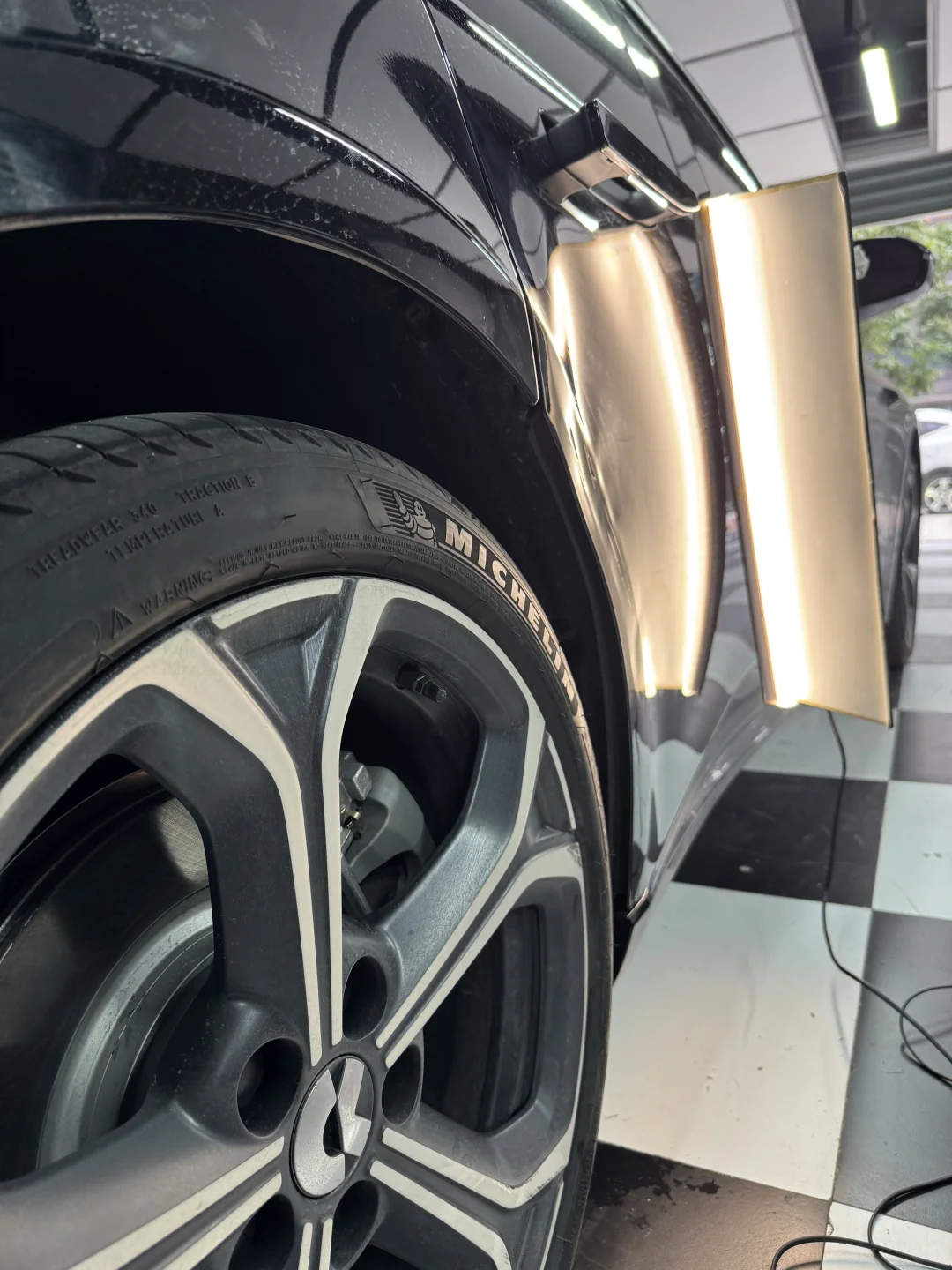 蔚来et5t右后车门轻轻擦到一下就成了这样?