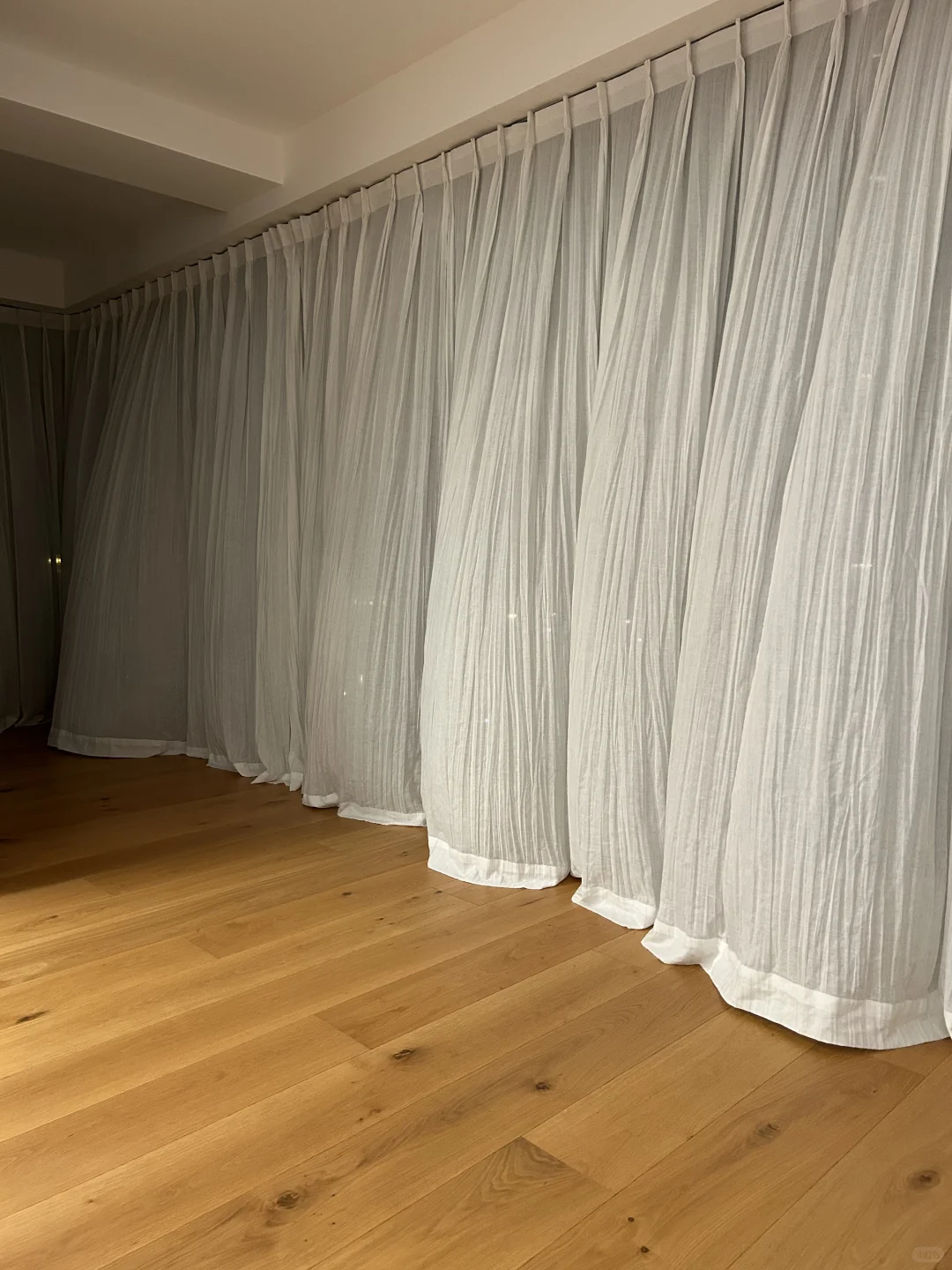 安装刚一年的大玻璃自爆了