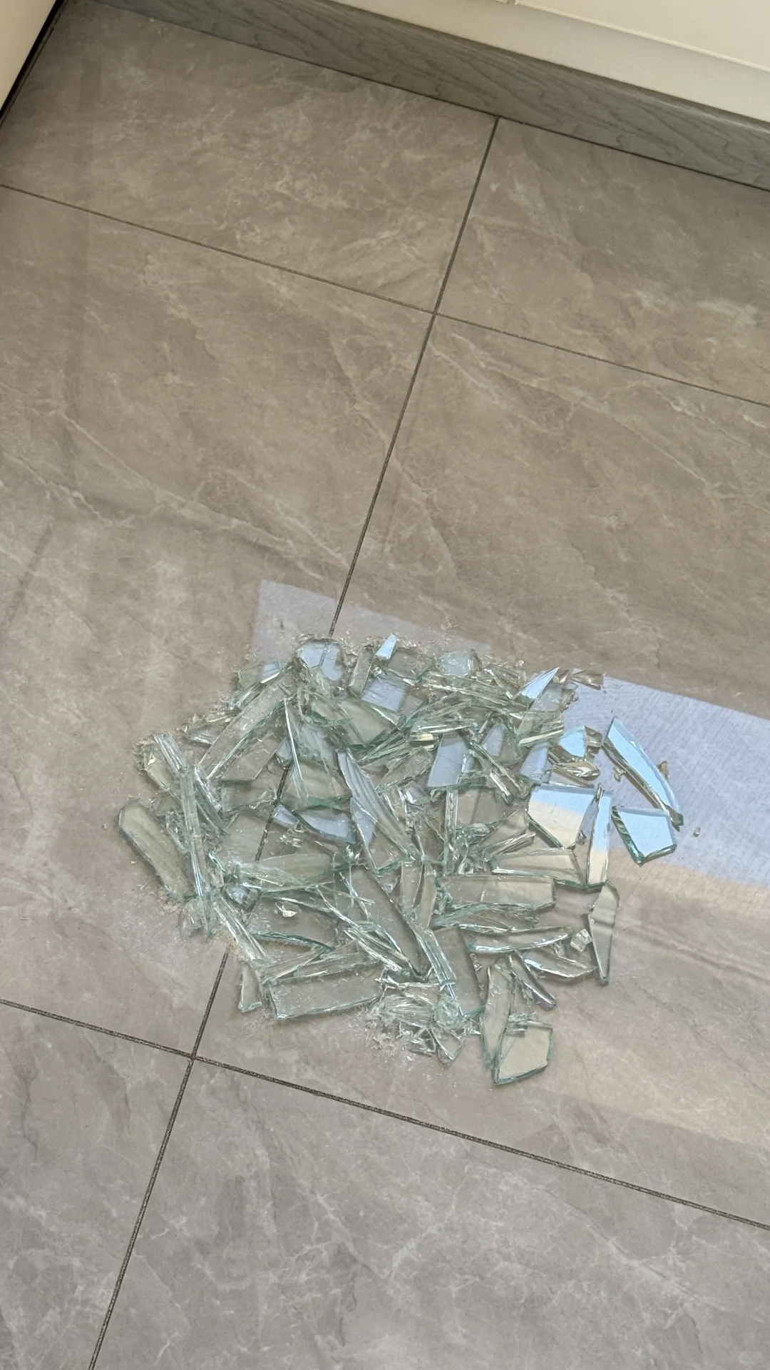 不小心把玻璃门撞碎了