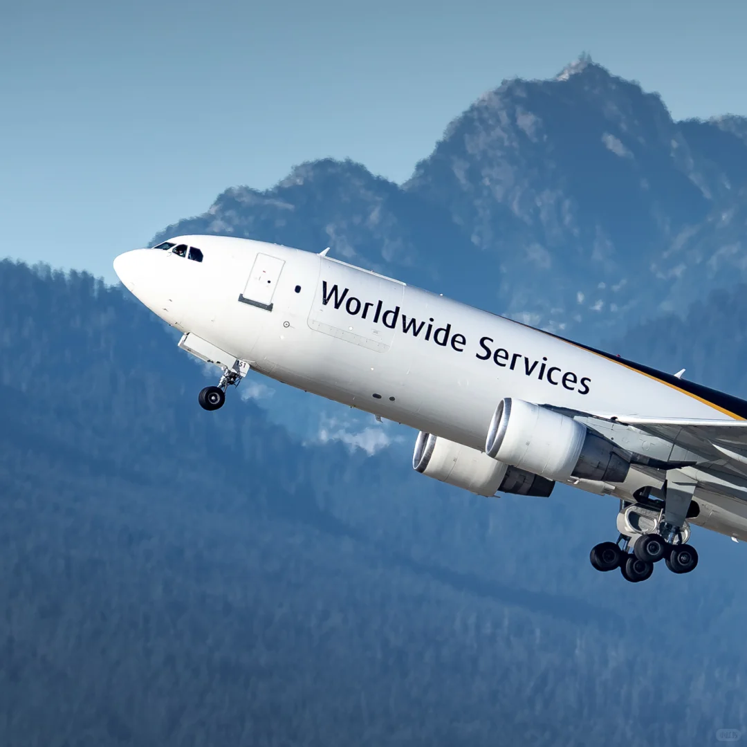 三架经典货机相继从温哥华山景中腾空而起