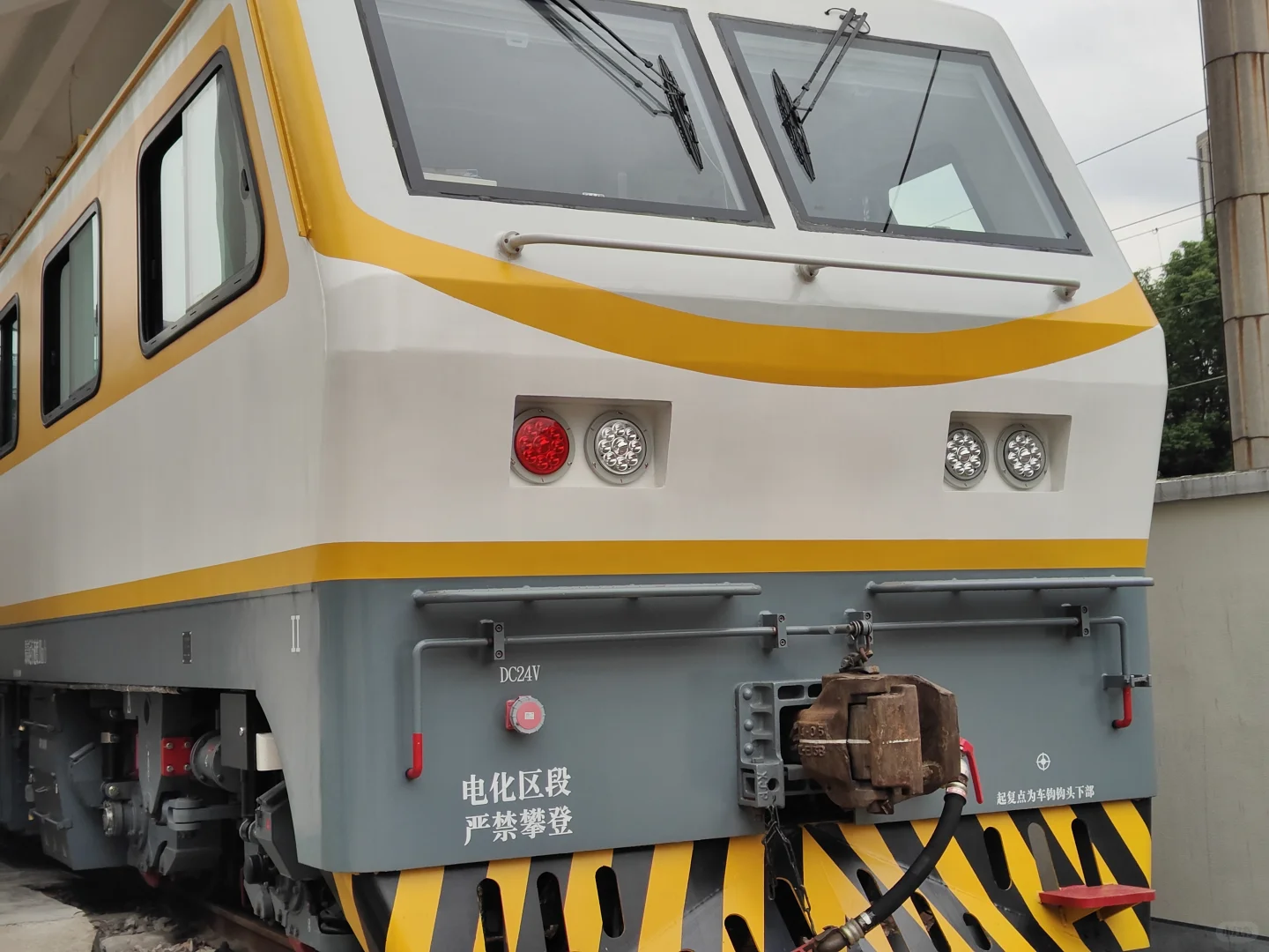 见到火车中好东西了！JW-4G型触网作业车