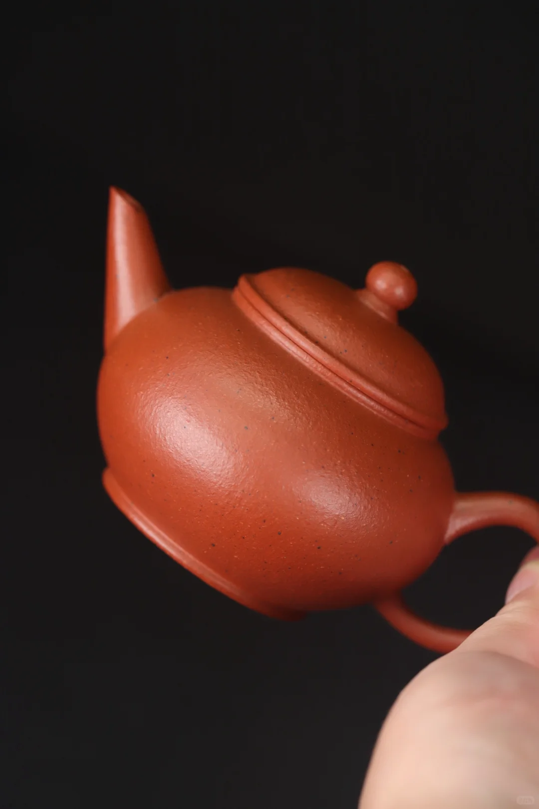 紫砂是一种介于陶器与瓷器之间的陶瓷制品,