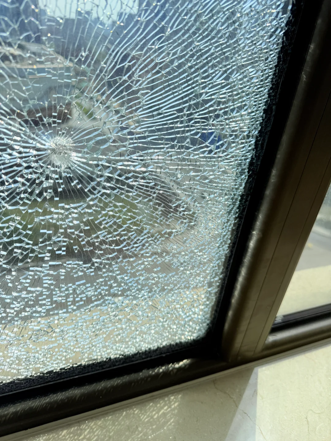 钢化玻璃破裂
