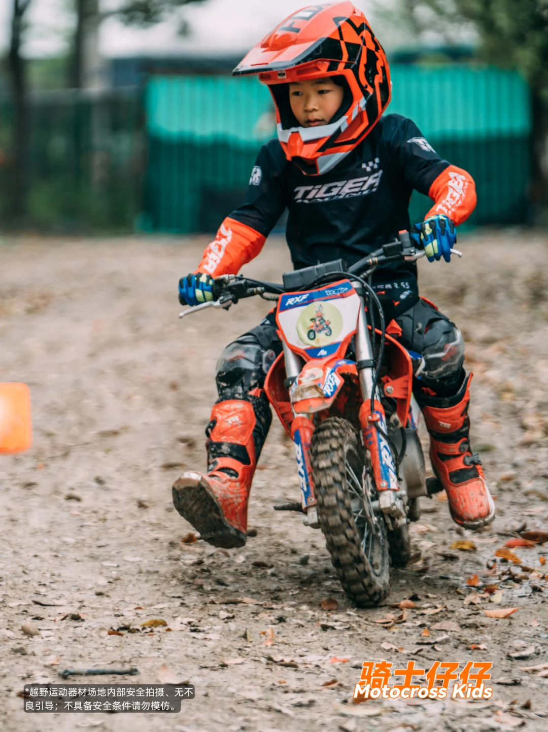 6岁幼崽小轮车退役啦，第一次骑摩托车越野