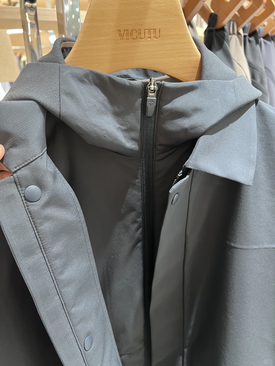 一件剪裁利落的干部夹克