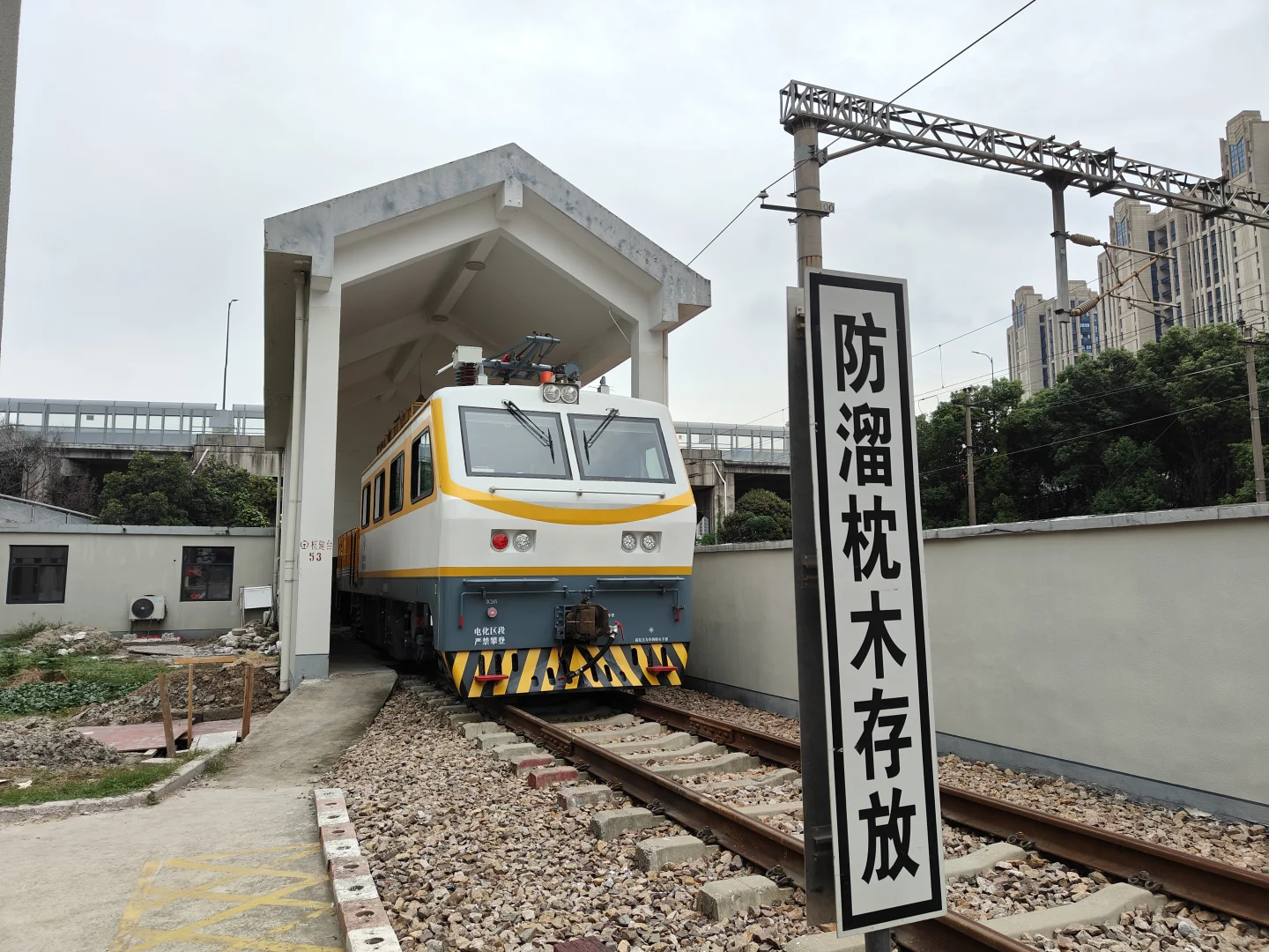 见到火车中好东西了！JW-4G型触网作业车