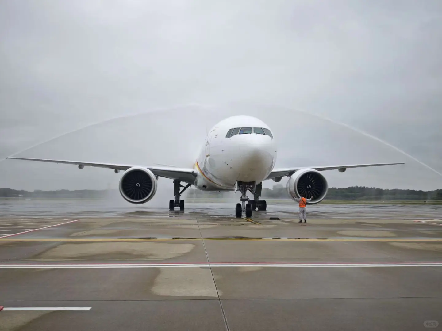 金鹏航空首架777到南京了