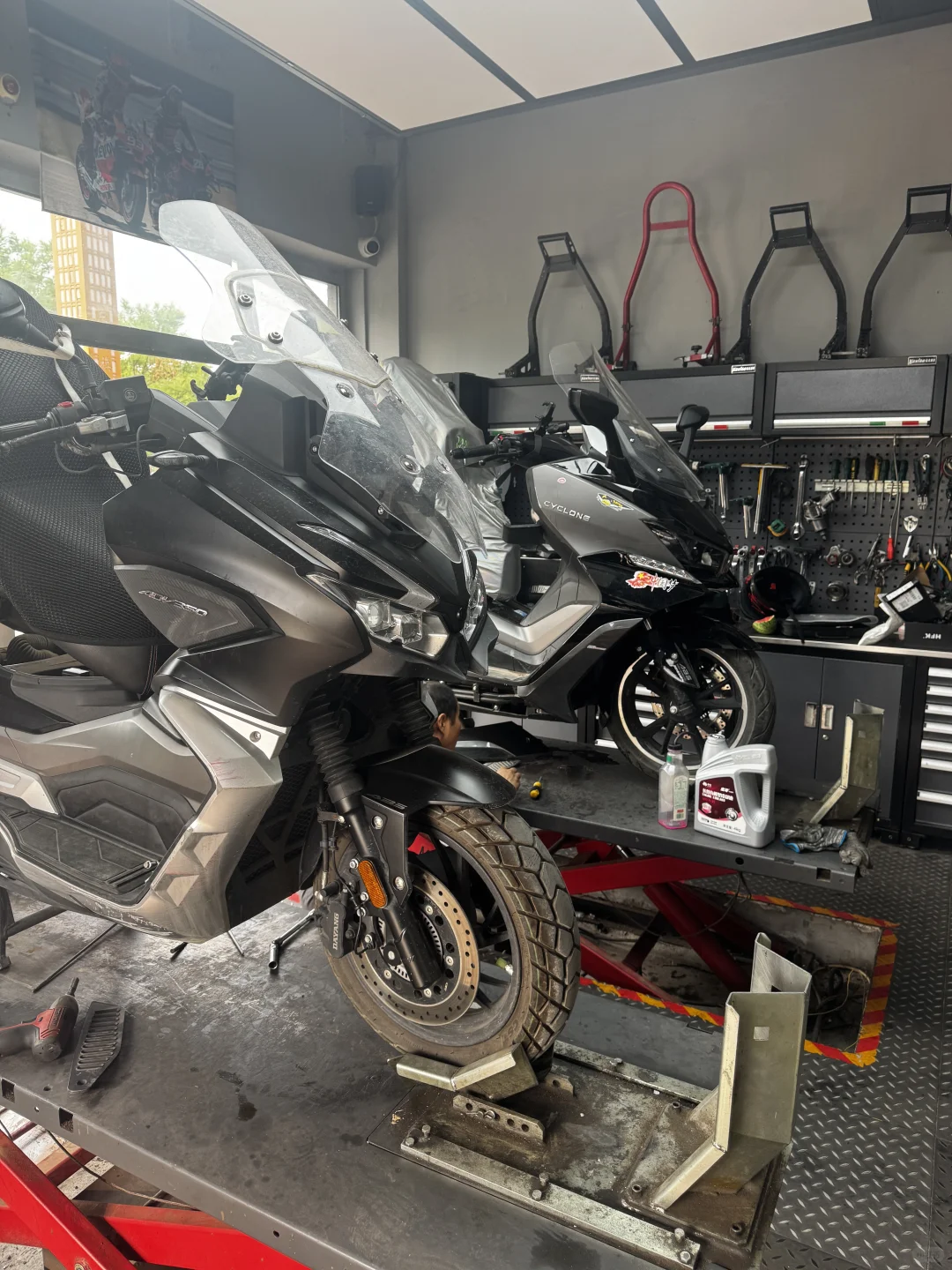 炎炎夏日，更换冷却液。自助工位还剩1位。