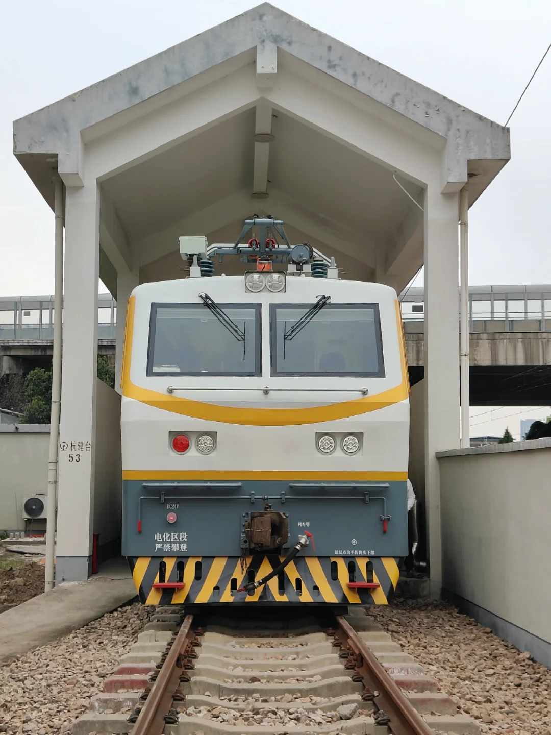 见到火车中好东西了！JW-4G型触网作业车