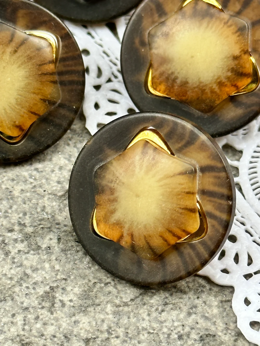 深琥珀色树脂纽扣 相见大约在冬季