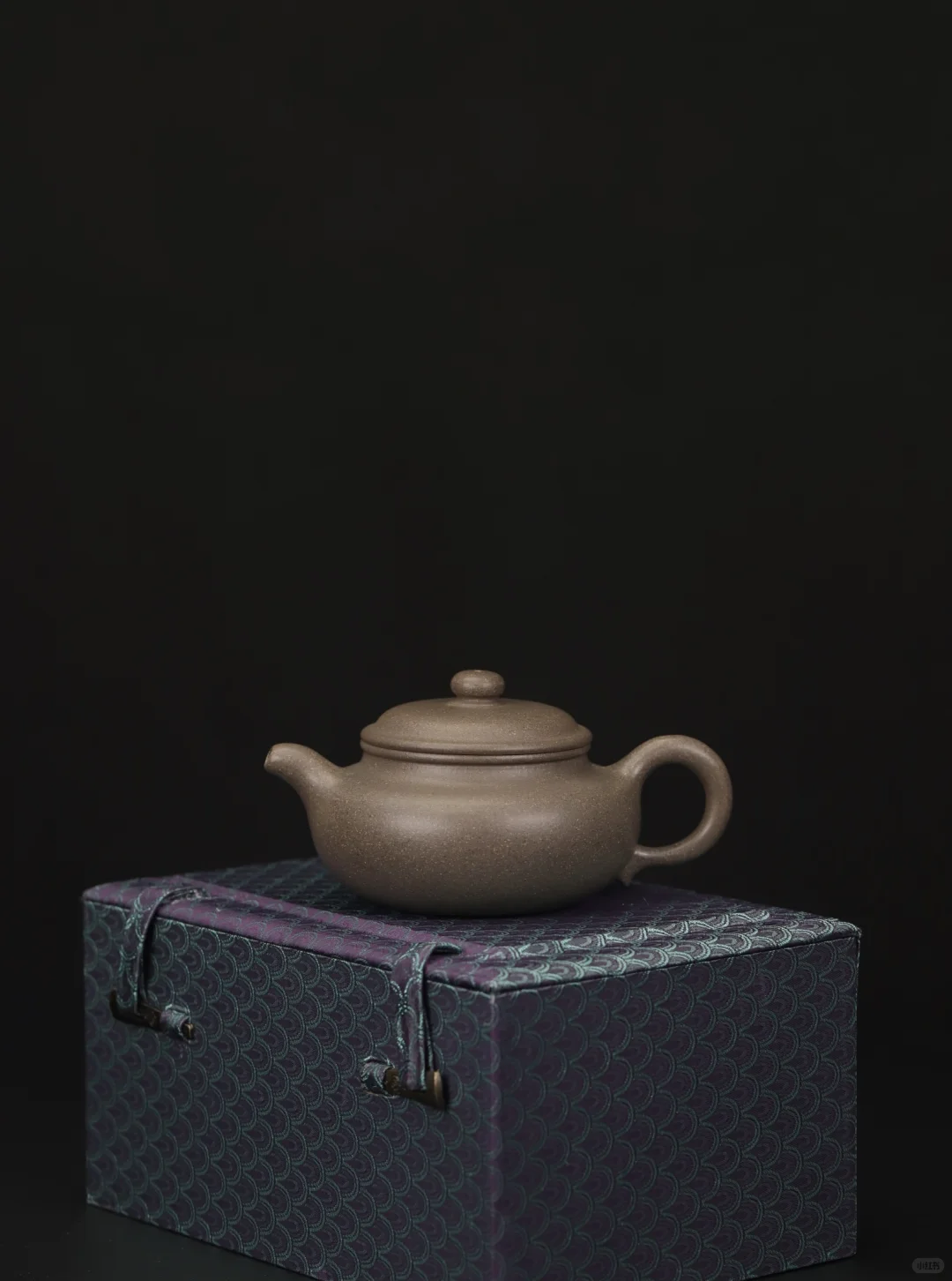 紫砂是一种介于陶器与瓷器之间的陶瓷制品,