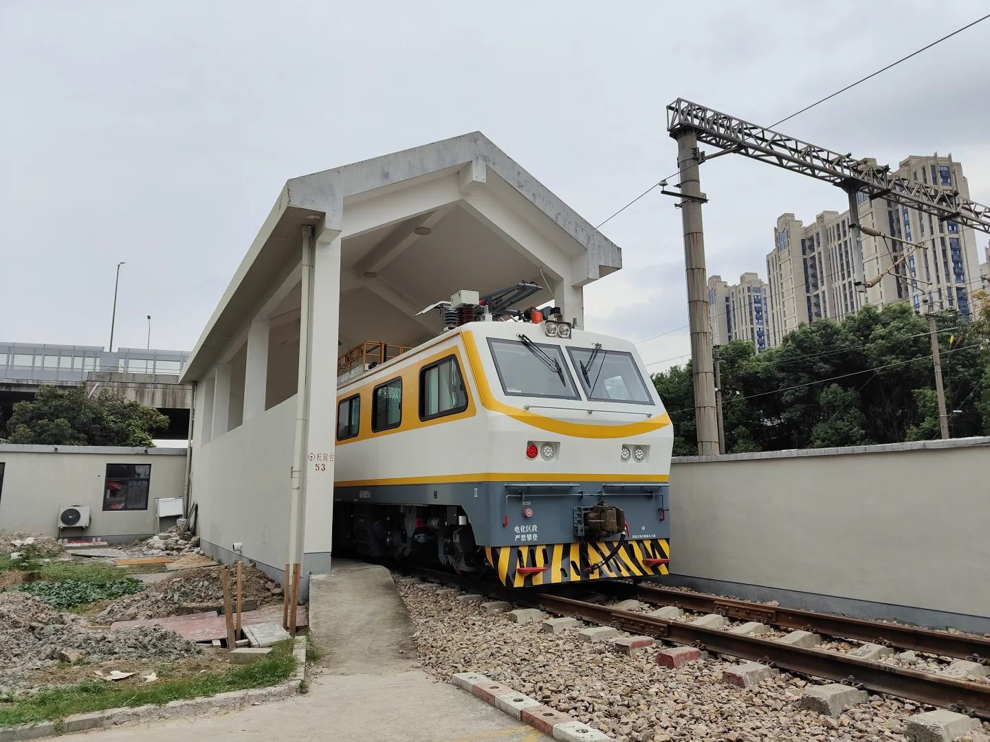 见到火车中好东西了！JW-4G型触网作业车