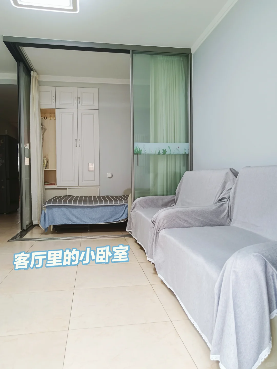 客厅有一间小卧室