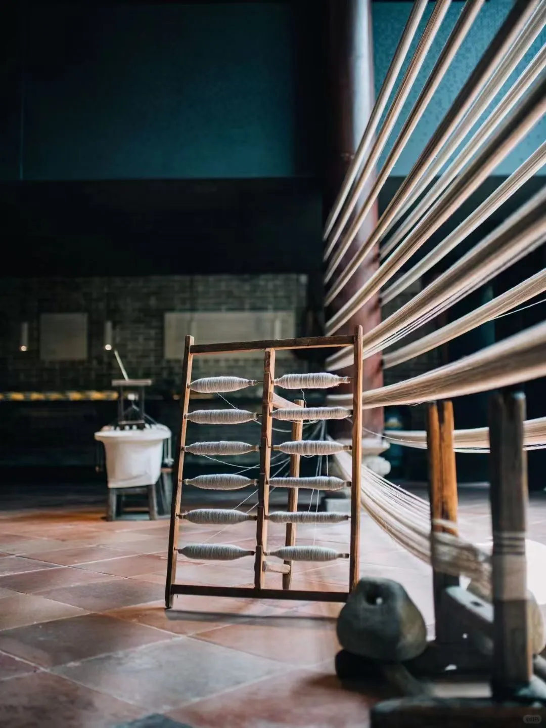 兩根柱子間環繞古老智慧 | 繞紗