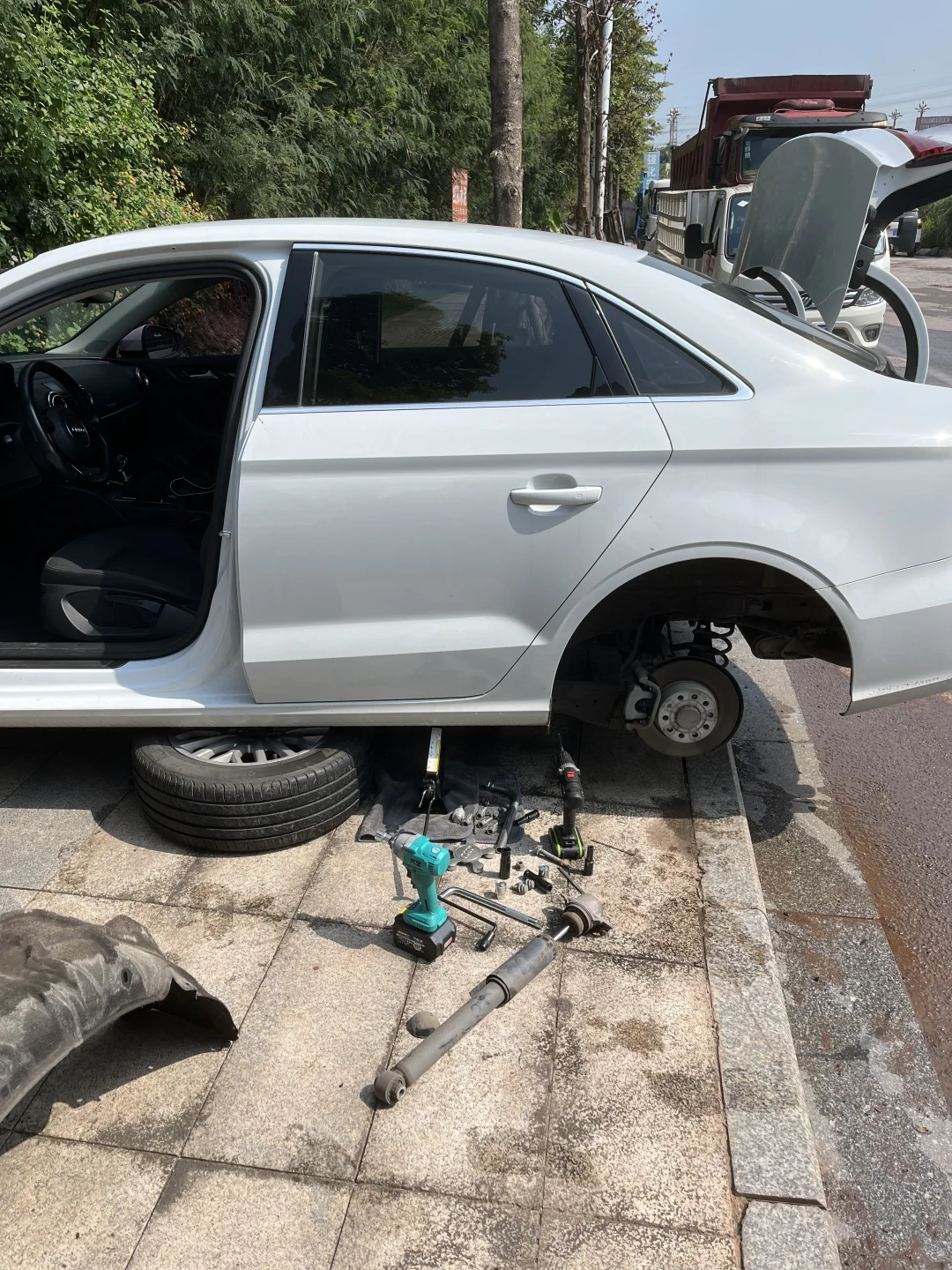 家里的车自己能修了