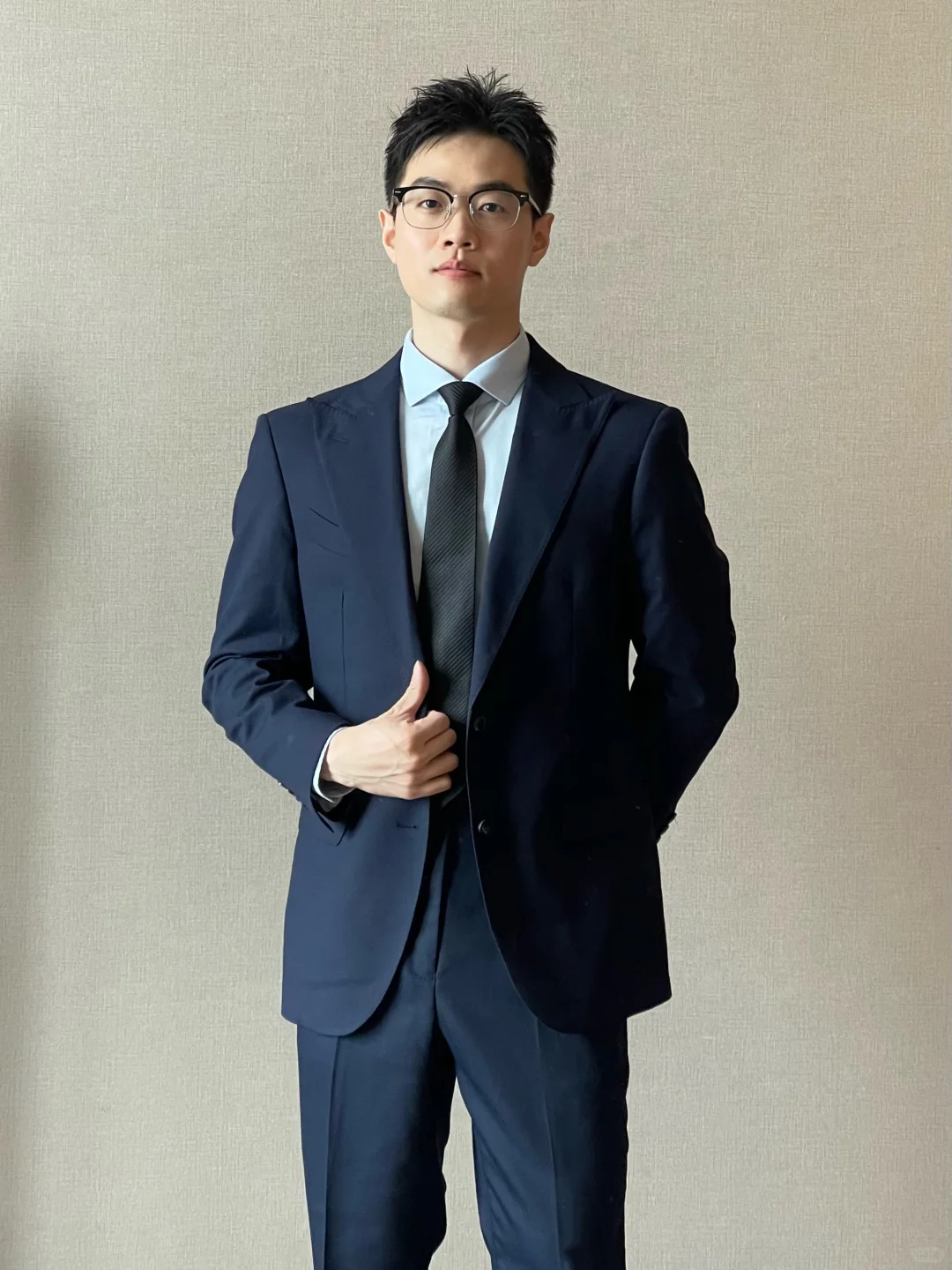 黑框眼镜搭配正装??‍♂️高智感真的绝了❗️