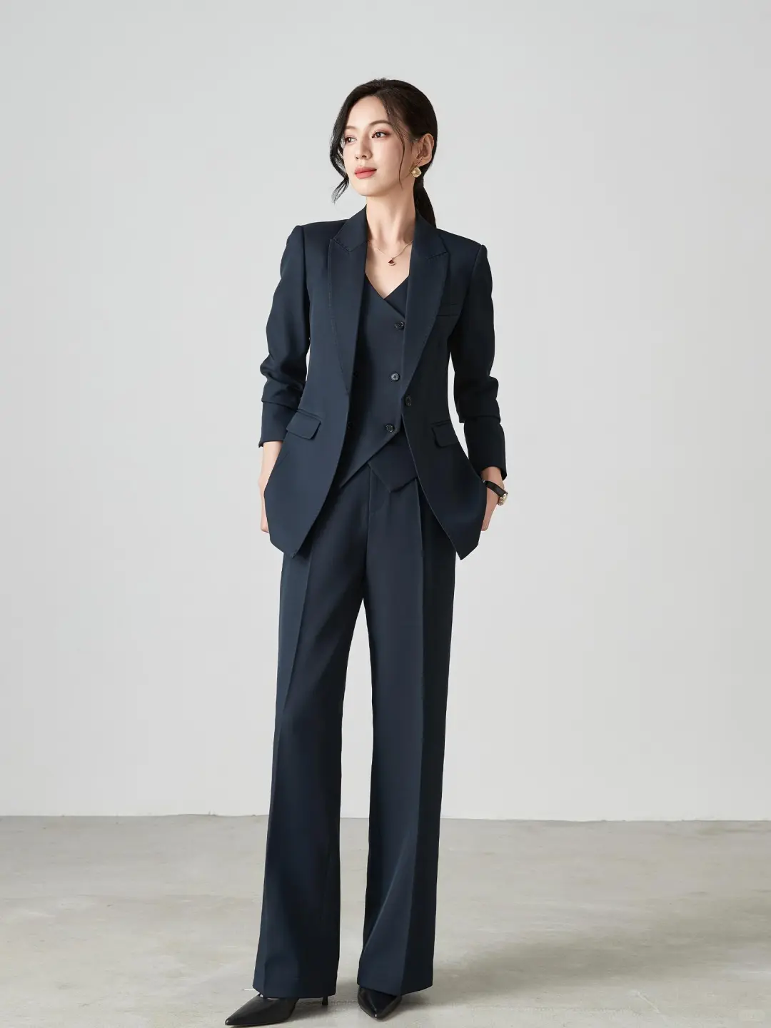 藏青西装杀疯了！保持智性的精英美学