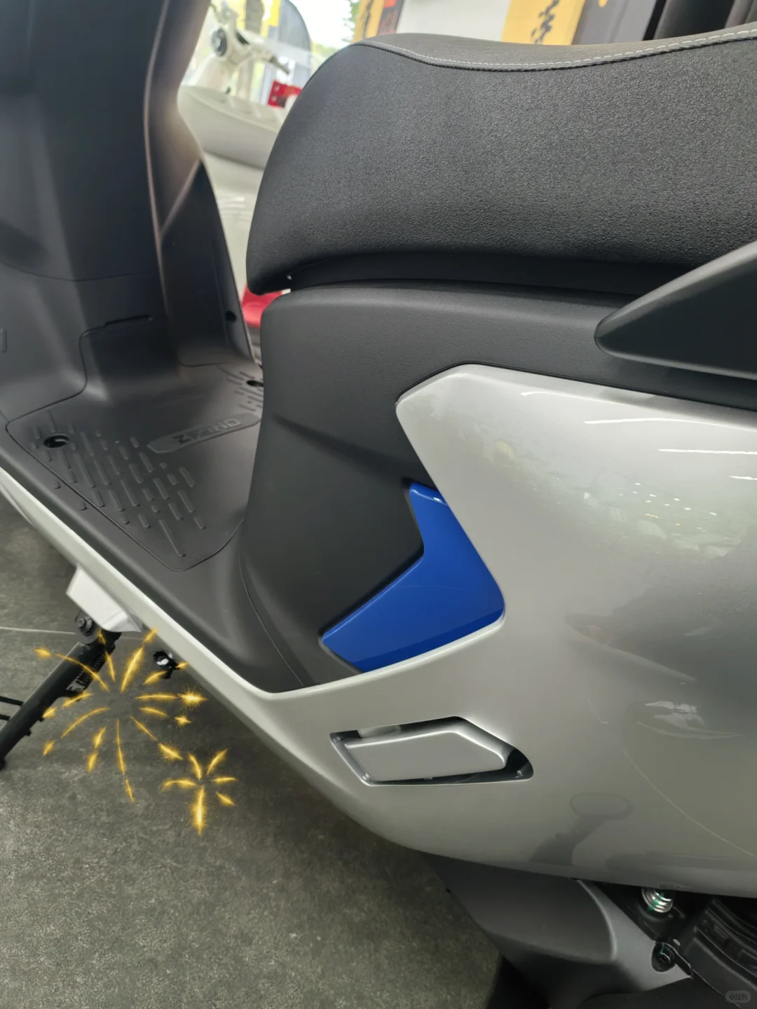 AE7Pro电动摩托才是都市通勤的正确打开方式