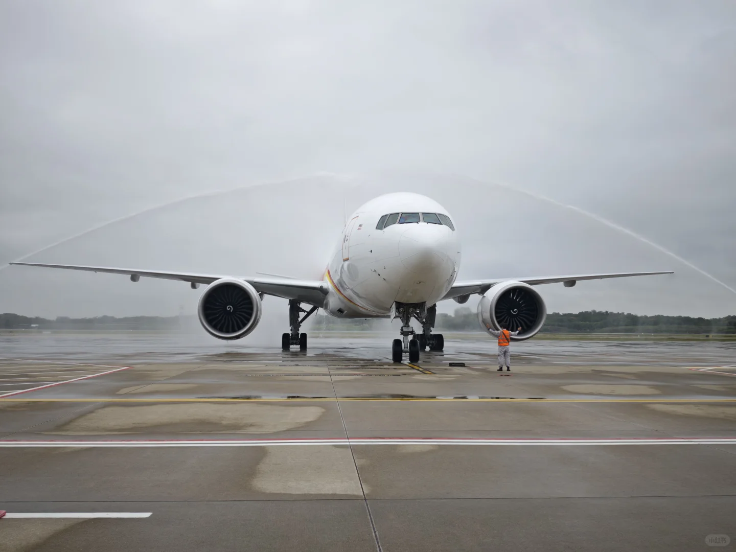 金鹏航空接收首架波音777货机