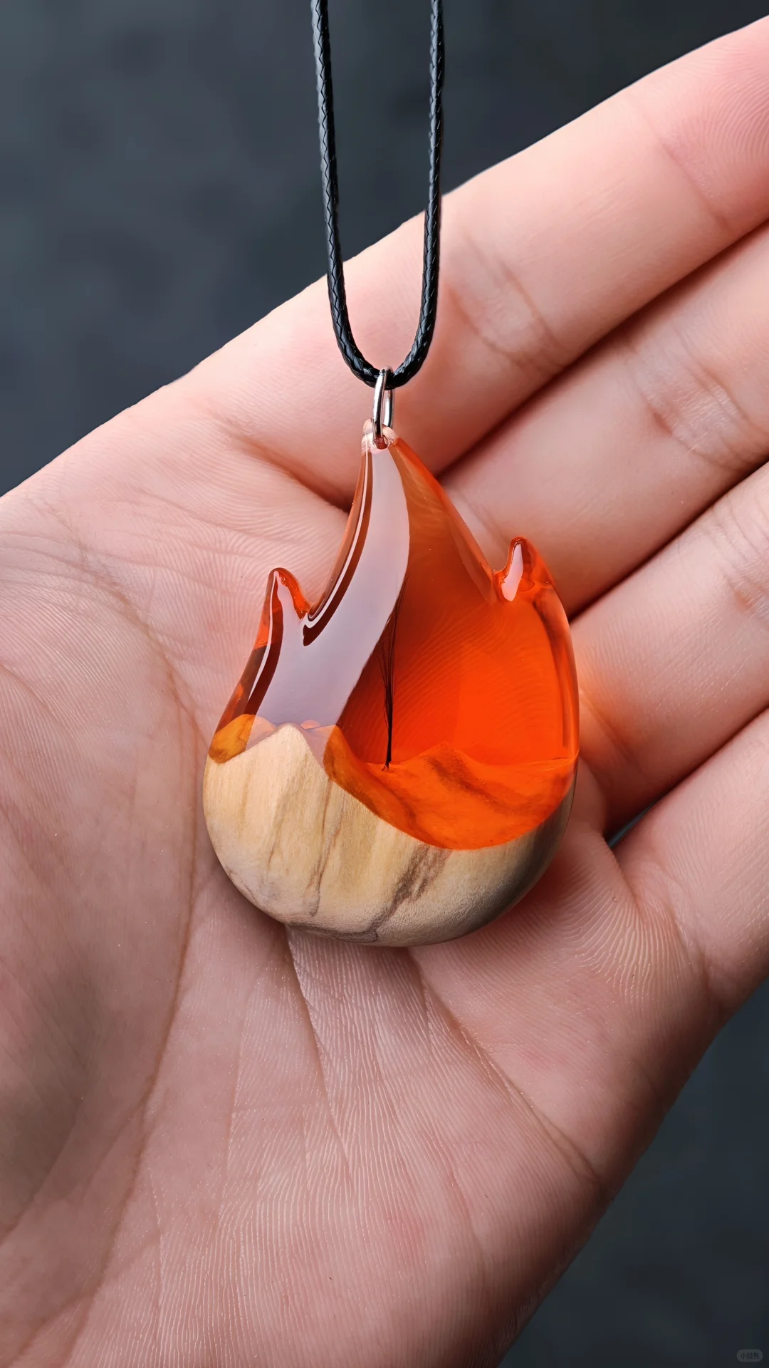 一个像火焰一样的树脂