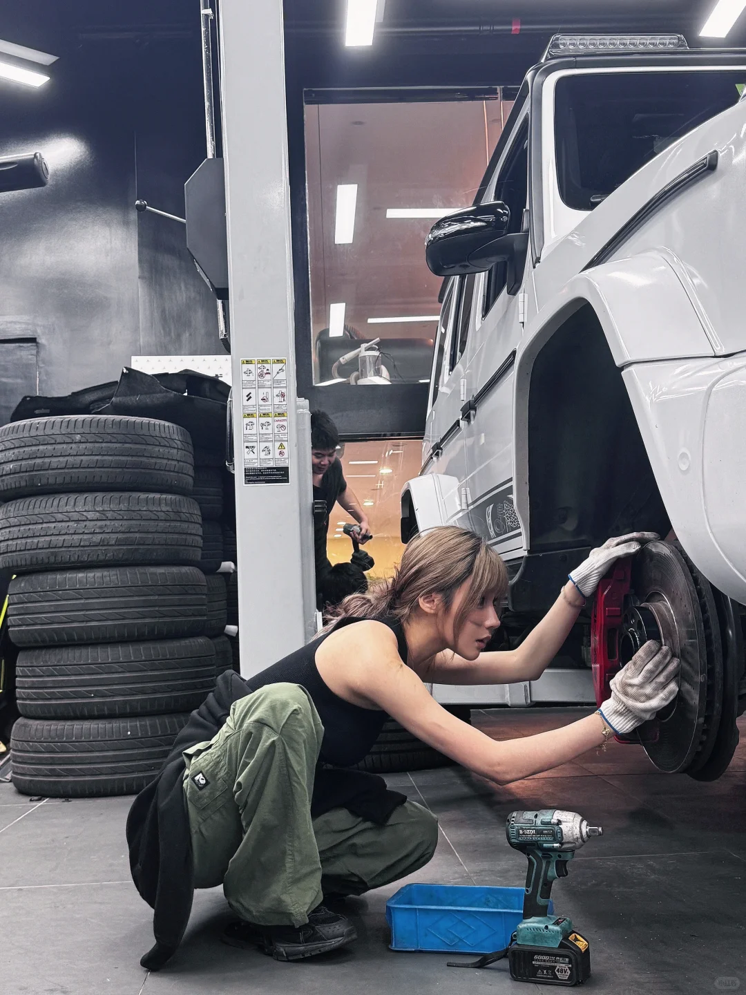 “我修车养你啊。”