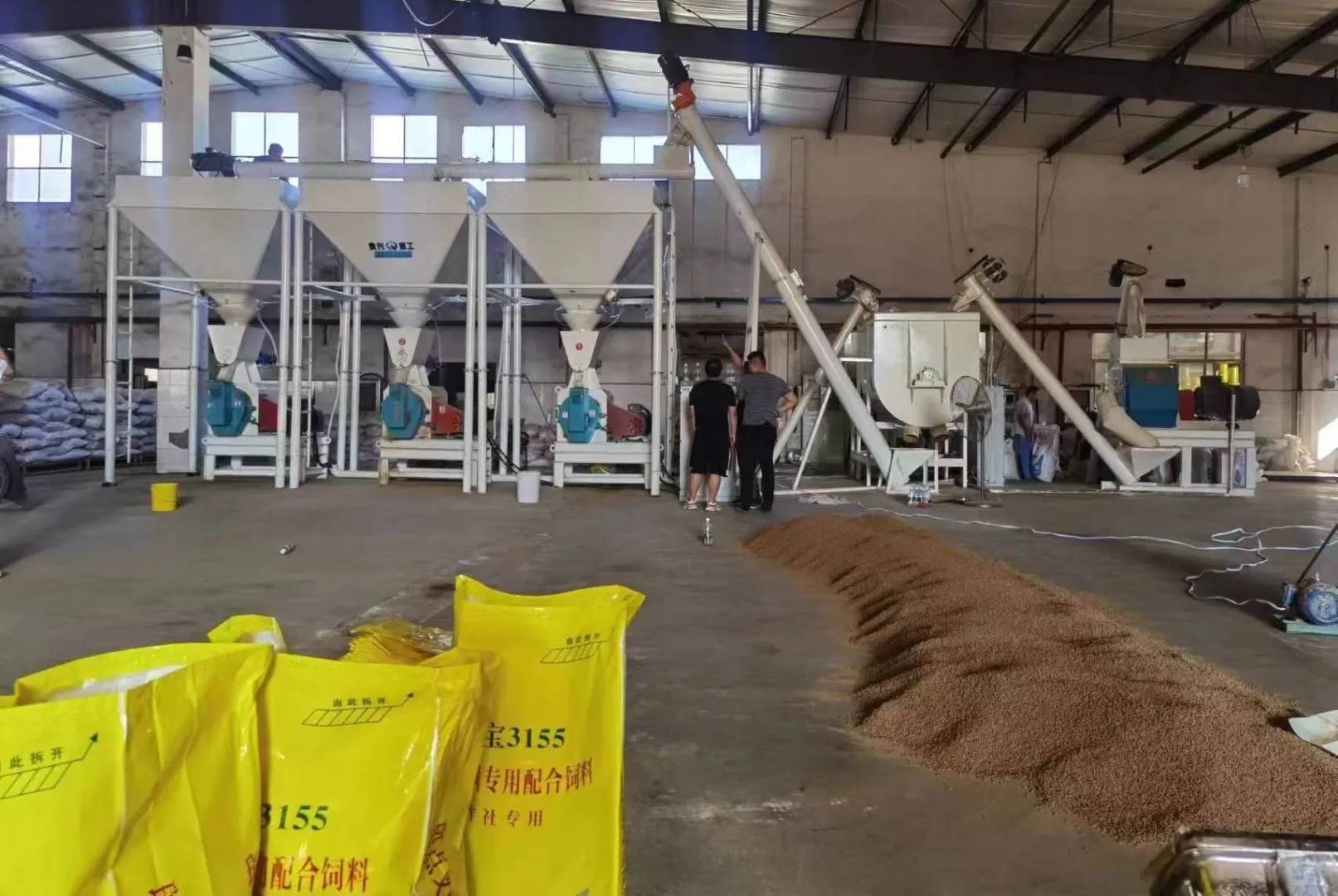 全自动饲料机械成套设备：养殖好帮手