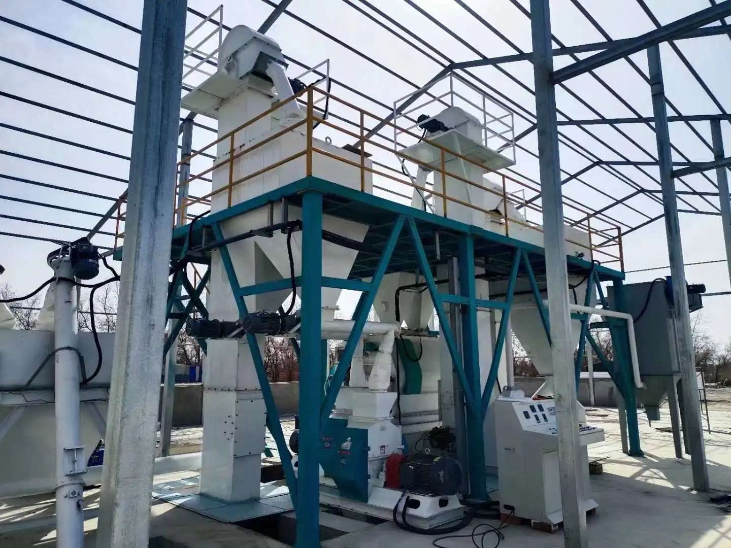 从原料到成品：大型饲料生产线设备全流程