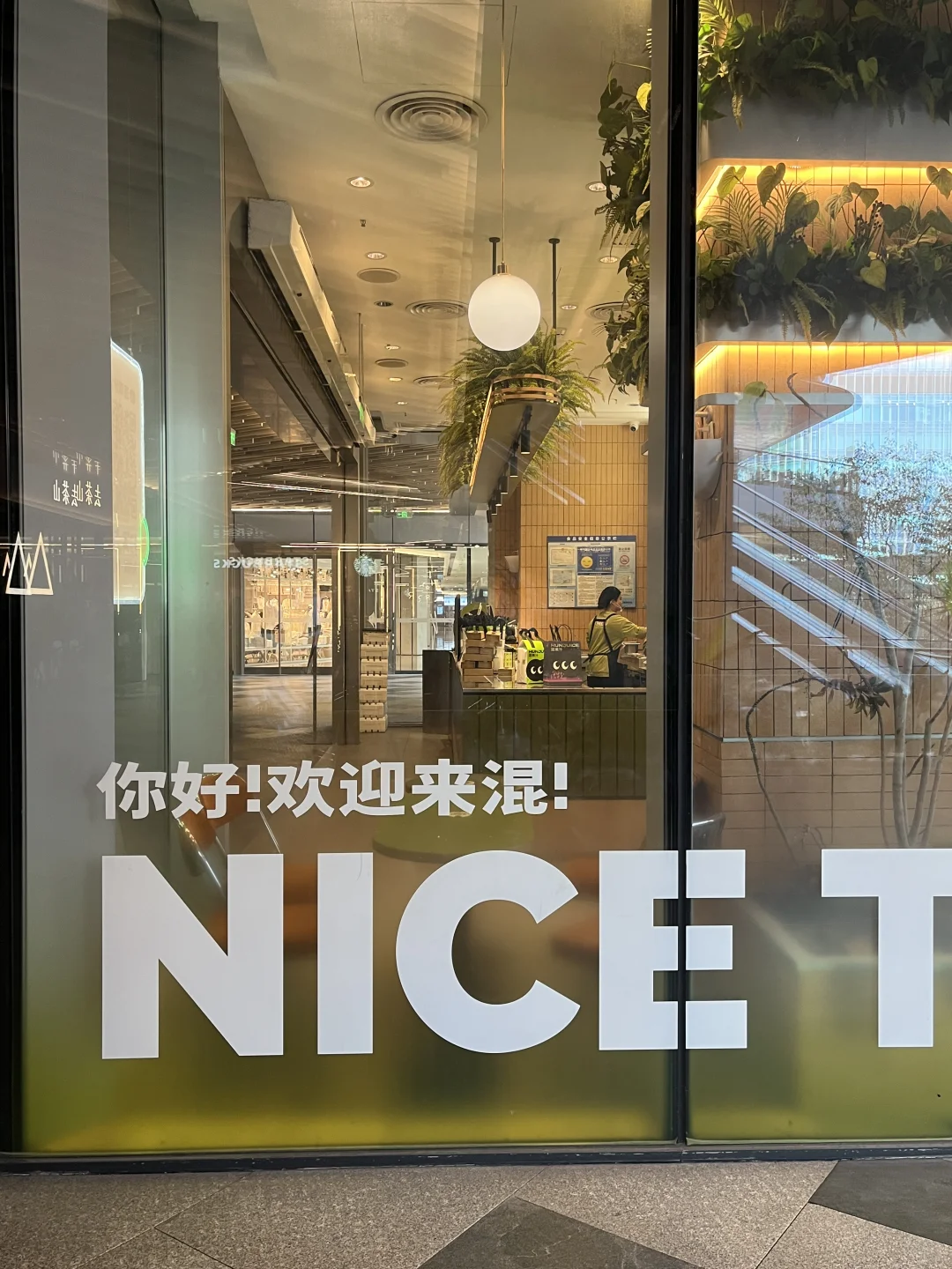 玻璃上这样贴效果非常不错