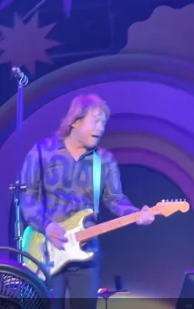 《伍佰演唱会安检：配合检查不慌》