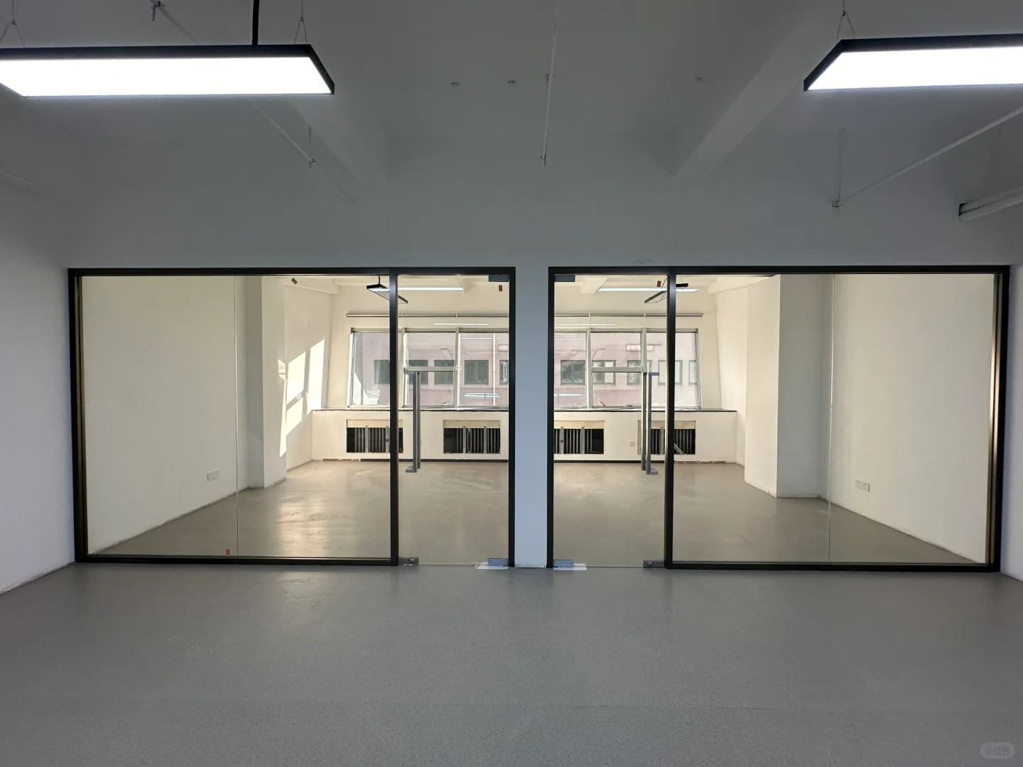 办公室极简玻璃隔断