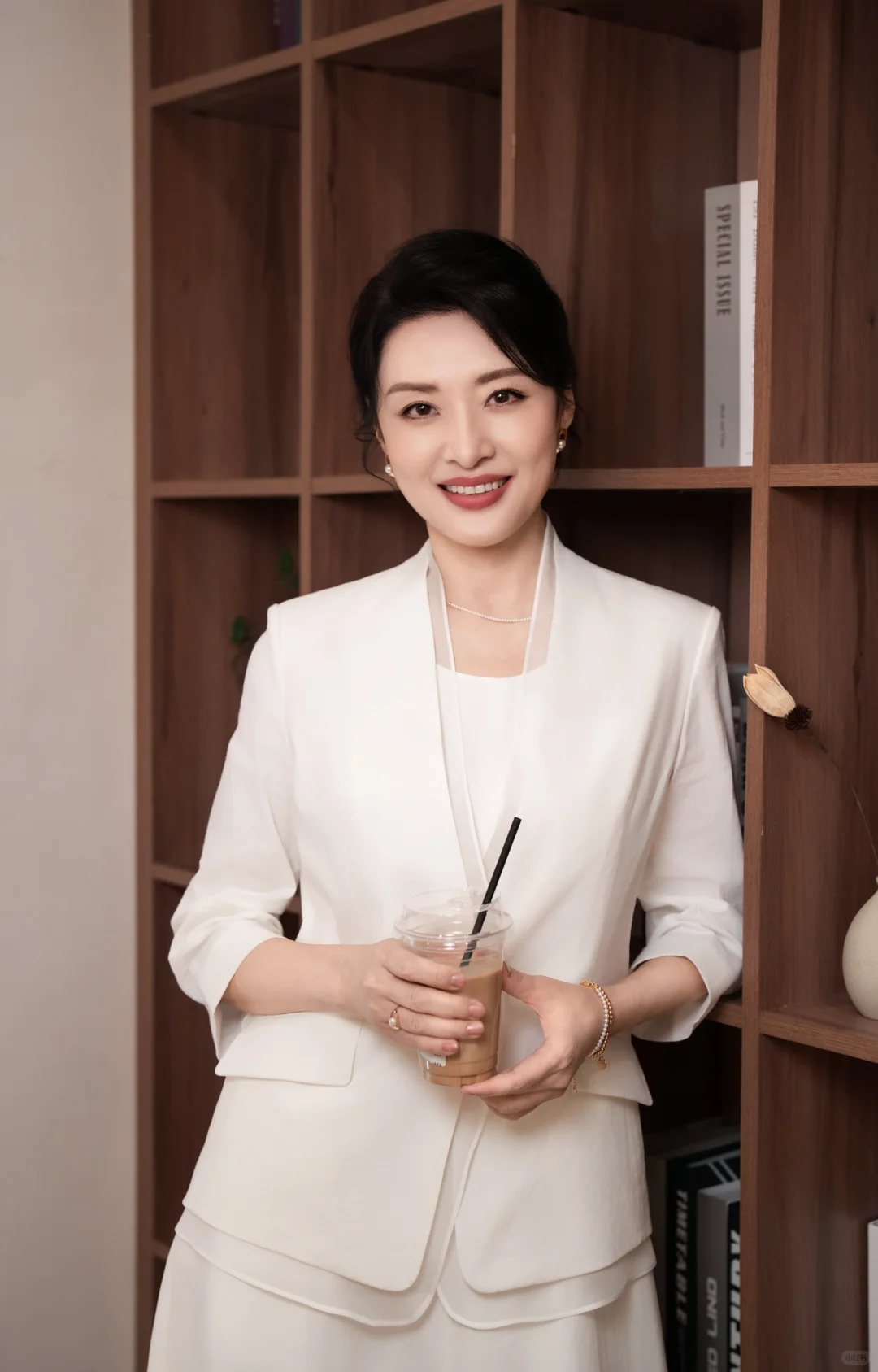 穿西装的她们，周涛