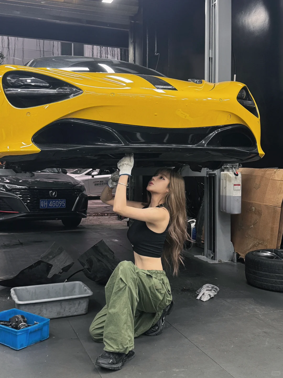 “我修车养你啊。”