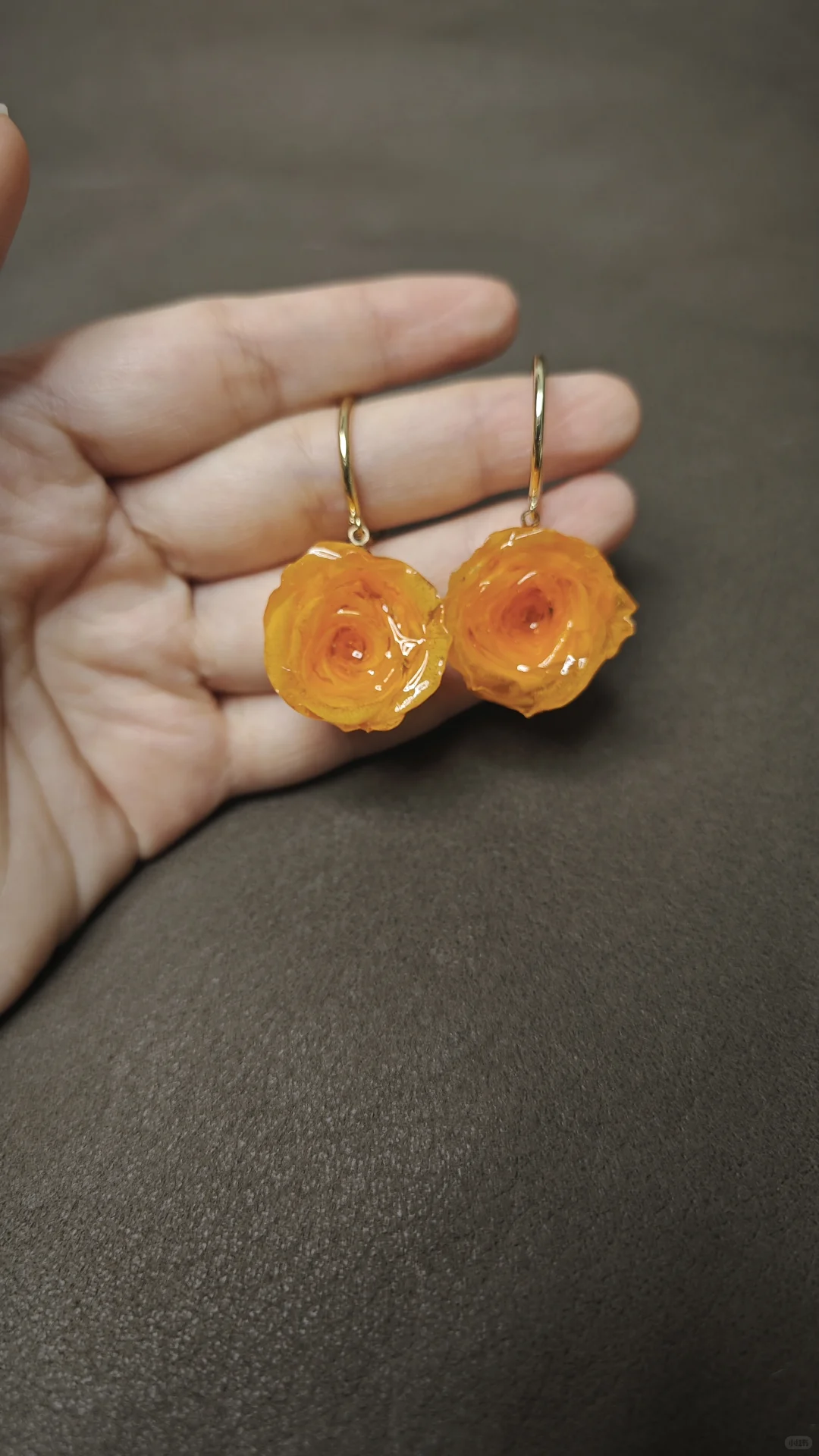 这对橙色调植物耳饰真是秋冬穿搭天菜?