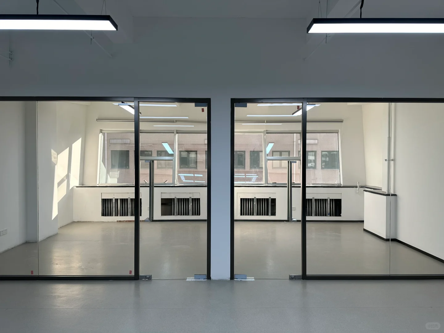 办公室极简玻璃隔断