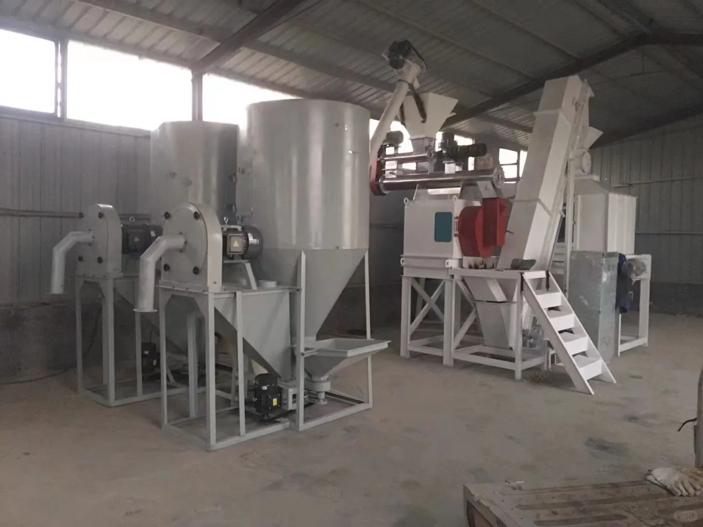 全自动饲料机整套设备:养殖业生产线利器