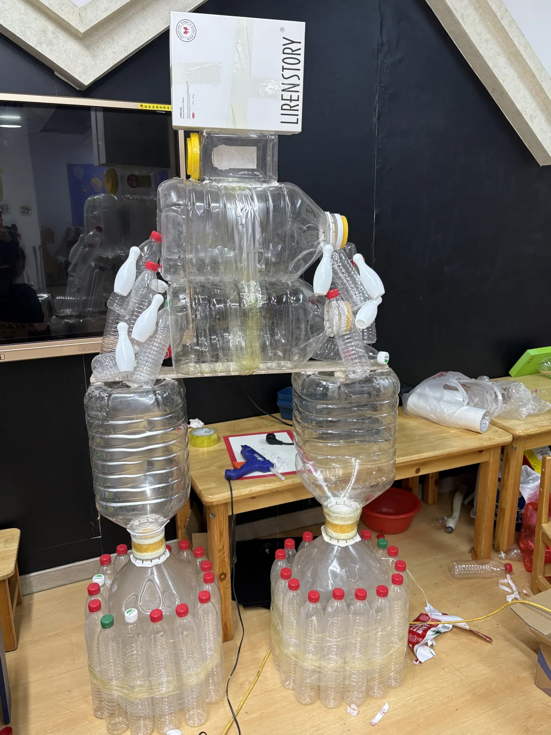 竟然有人会用废旧瓶子做机器人！