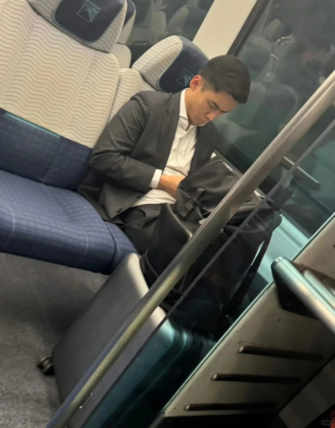 地铁偶遇正装男