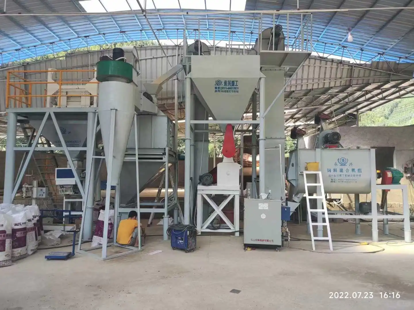 全自动饲料机整套设备:养殖业的高效利器