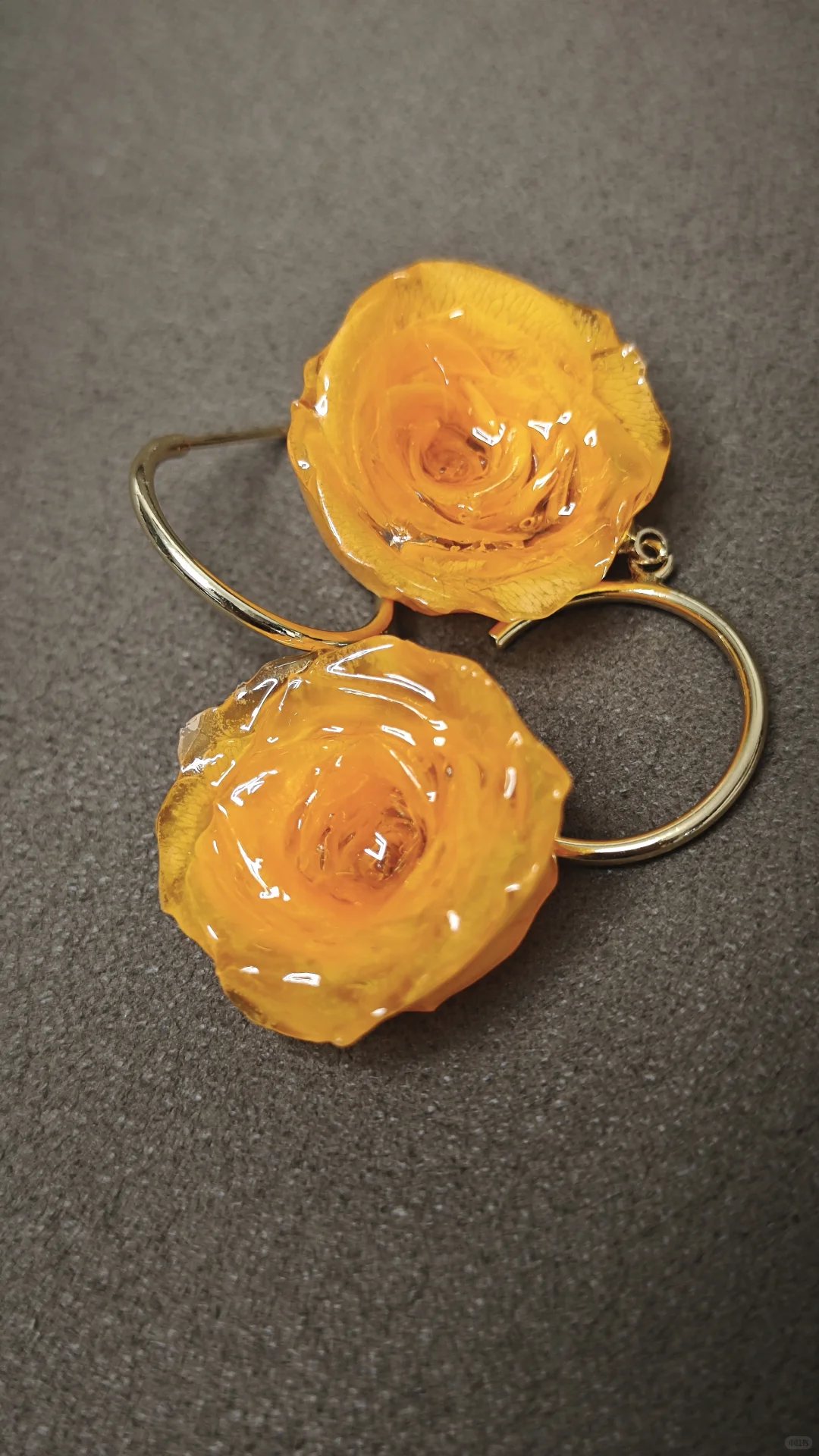 这对橙色调植物耳饰真是秋冬穿搭天菜?