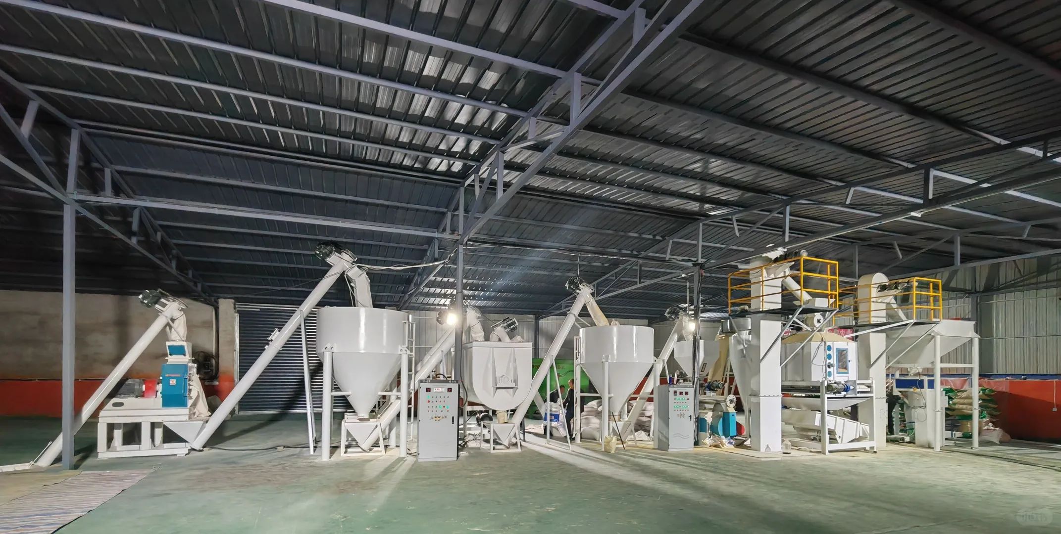 养殖场全自动饲料机整套设备:现代化生产