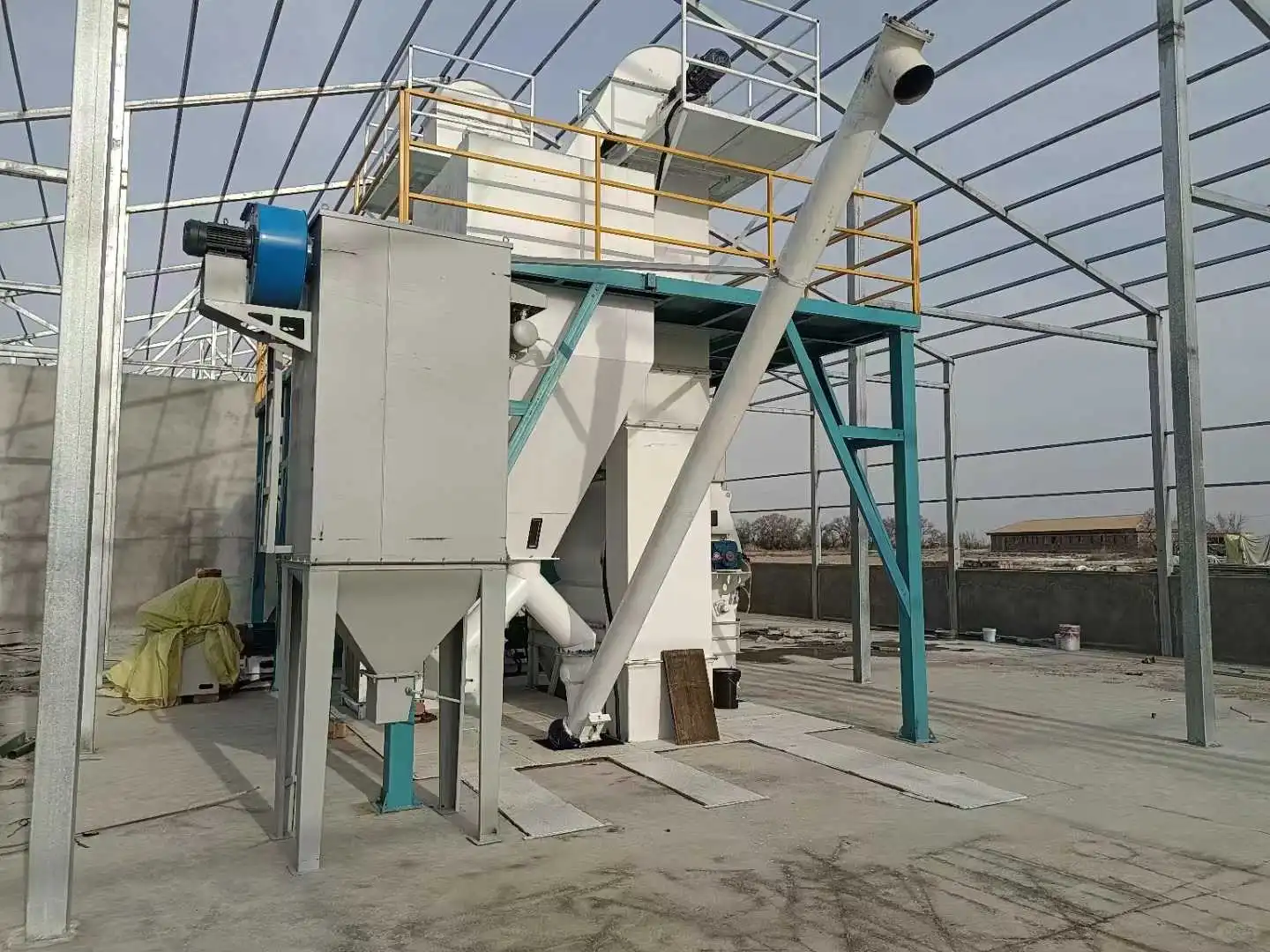 从原料到成品：大型饲料生产线设备全流程