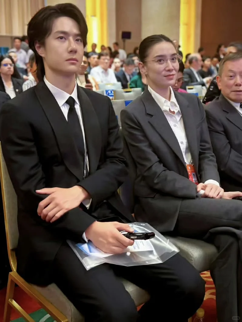 视后的高端局‼️宋佳西装造型高智感好强~