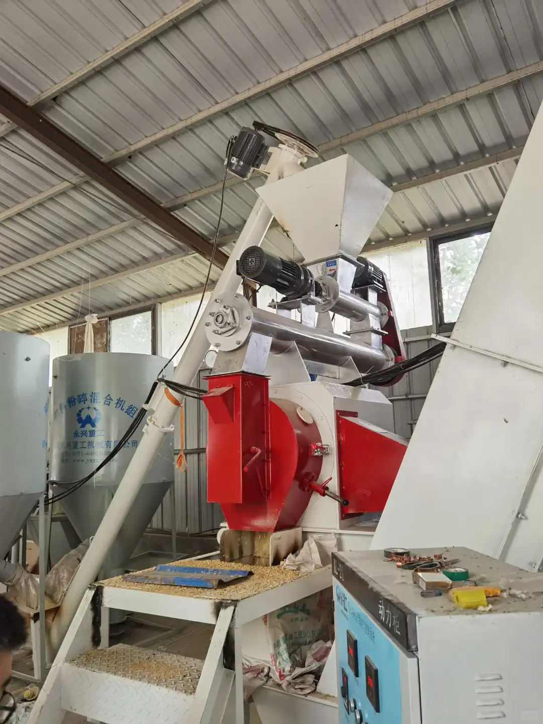 全自动颗粒饲料生产线从粉碎到包装一机搞定