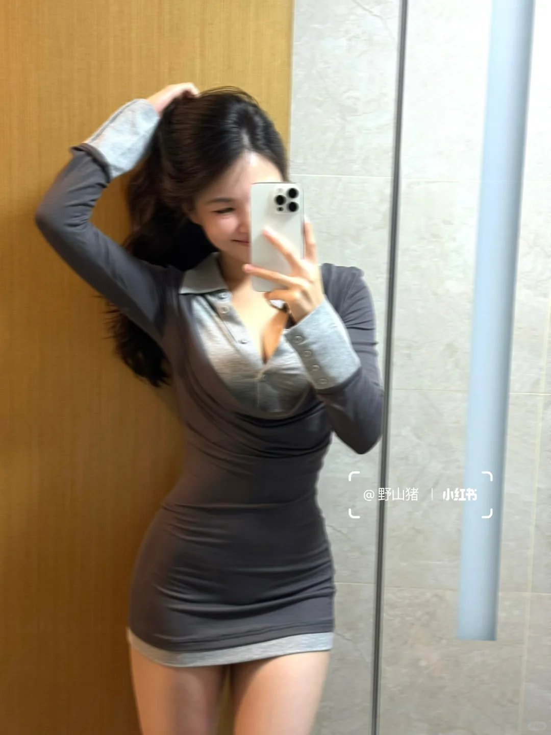 左滑穿上灰色修身连衣裙～转转给的幸运